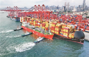 全球最大LNG加注船在西部港区首次作业