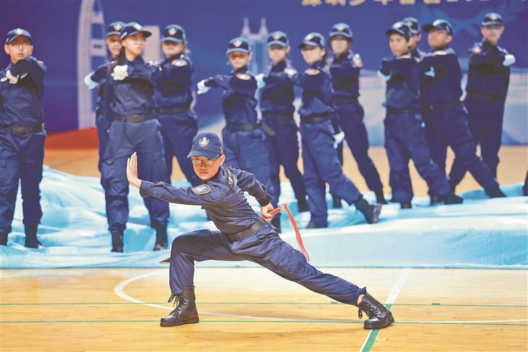 深圳晚报:深港澳1500名少警参加深圳少年警营会操大赛.jpg