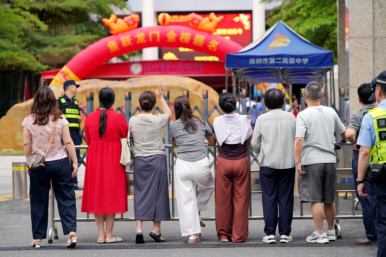 深圳市第二高级中学考点外,家长目送孩子进入考场。消息报融媒体记者 黄雪波 摄.jpg