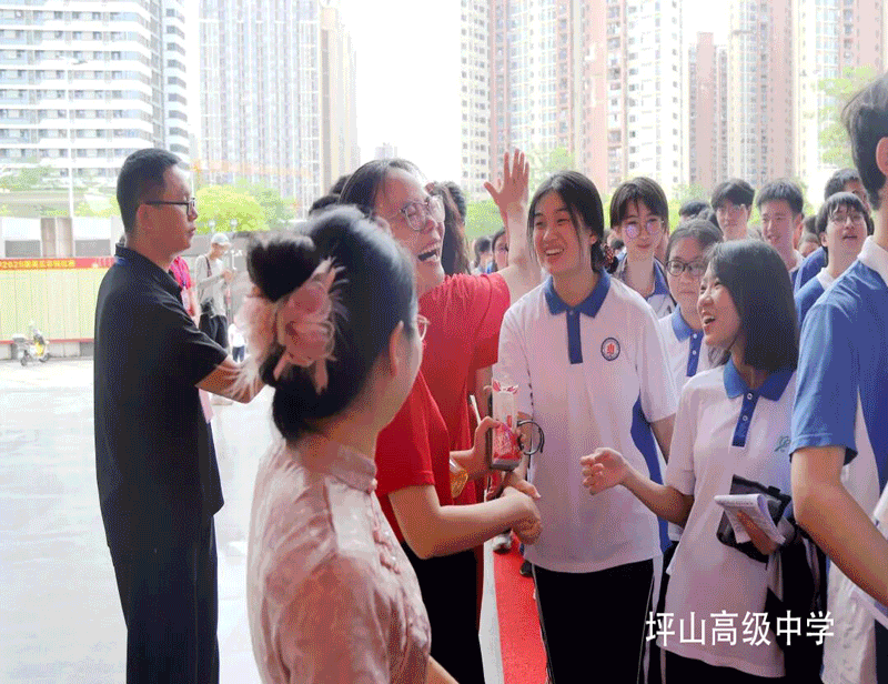 温情送考 图3.gif