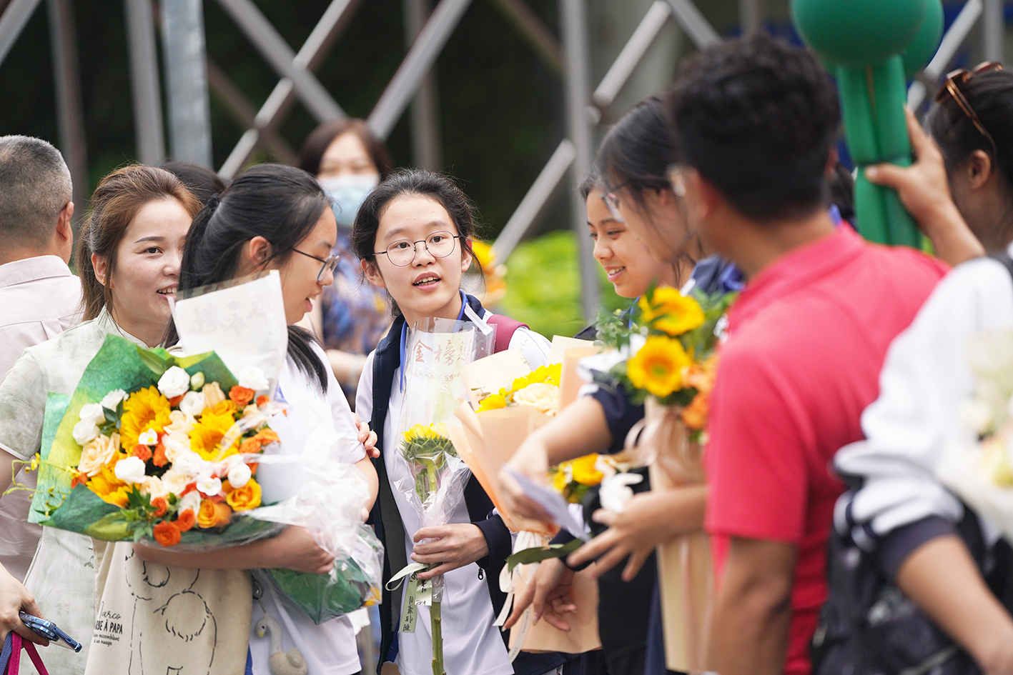 6月9日下午,随着最后一科考试结束铃声响起,为期三天的2026年普通高考圆满落下帷幕。 走出考场,手捧鲜花的高考学子聚在一起交流。消息报融媒体记者 黄雪波 摄.jpg
