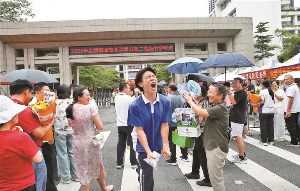 高考结束 “花式”祝福