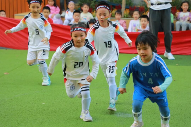 坑梓中心幼儿园:足球点亮童年乐趣 6.jpg