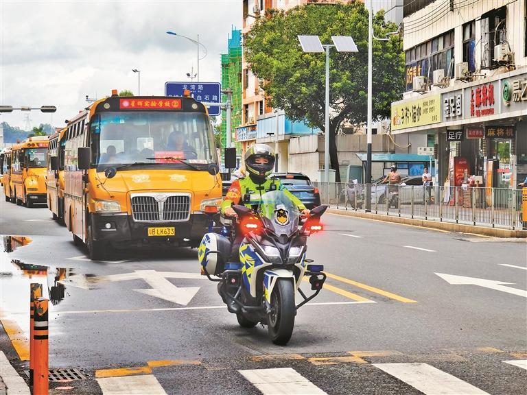 深圳特区报:深圳交警启动“静音护考”.jpg