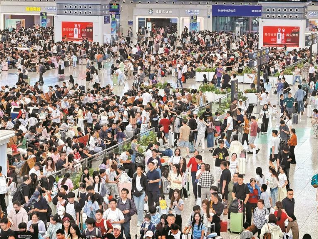 7月1日至7月20日，深圳铁路累计发送旅客576.53万人次，整体客流态势平稳有序。 深圳特区报记者 刘羽洁 通讯员 田恬 摄.png