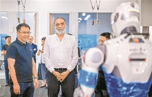 联合国副秘书长率团参观深圳高新企业