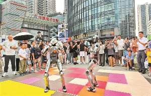 商圈上演机器人格斗