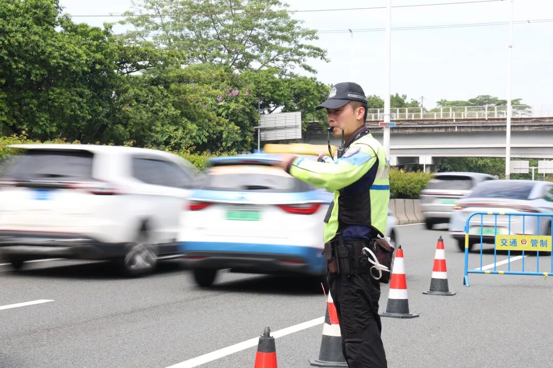 0806交警提醒:滨海西行主道2条车道恢复通行2.jpg