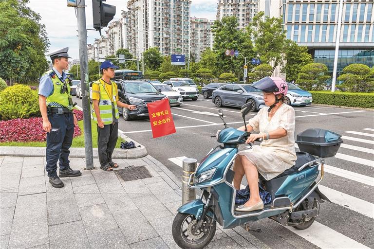 深圳特区报:交警以柔性教育代替简单处罚.jpg