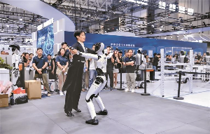 深圳造机器人主打“能干活”“真服务”
