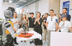 人形机器人挥毫展技艺