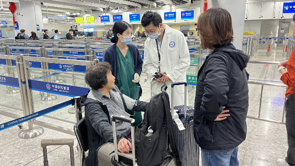 口岸医护人员为旅客提供健康咨询服务.png