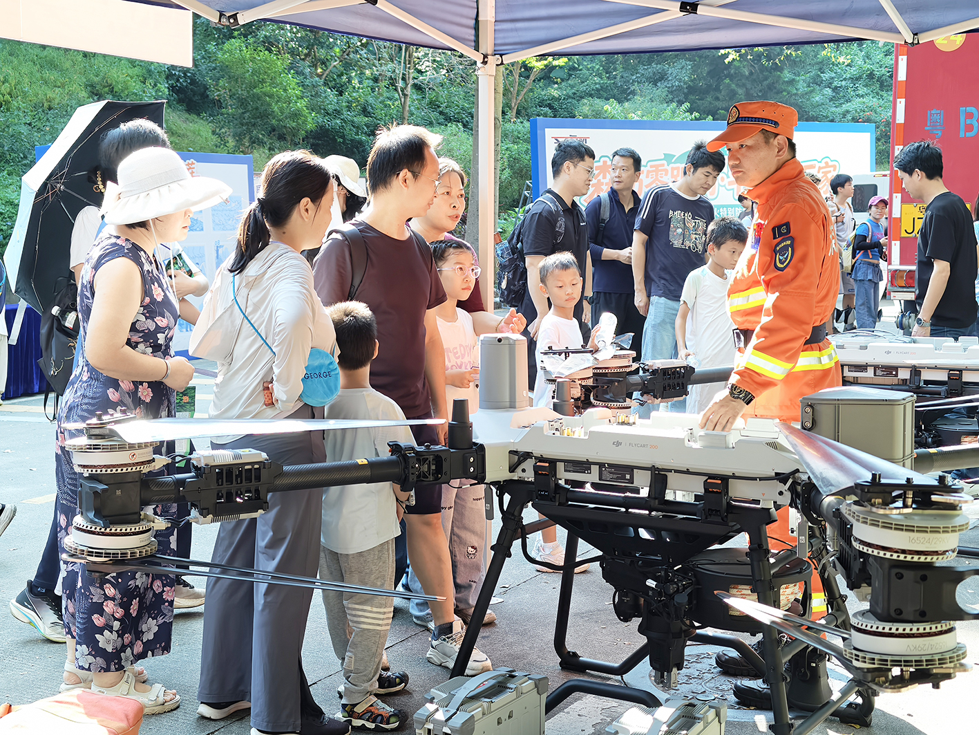 近日，南山区2026年安全宣传“五进”活动之森林特别防护期科普宣传行动，在塘朗山郊野公园西南登山入口开展。现场展出救援设备，让市民直观感受森林消防的专业力量。受访单位供图.jpg