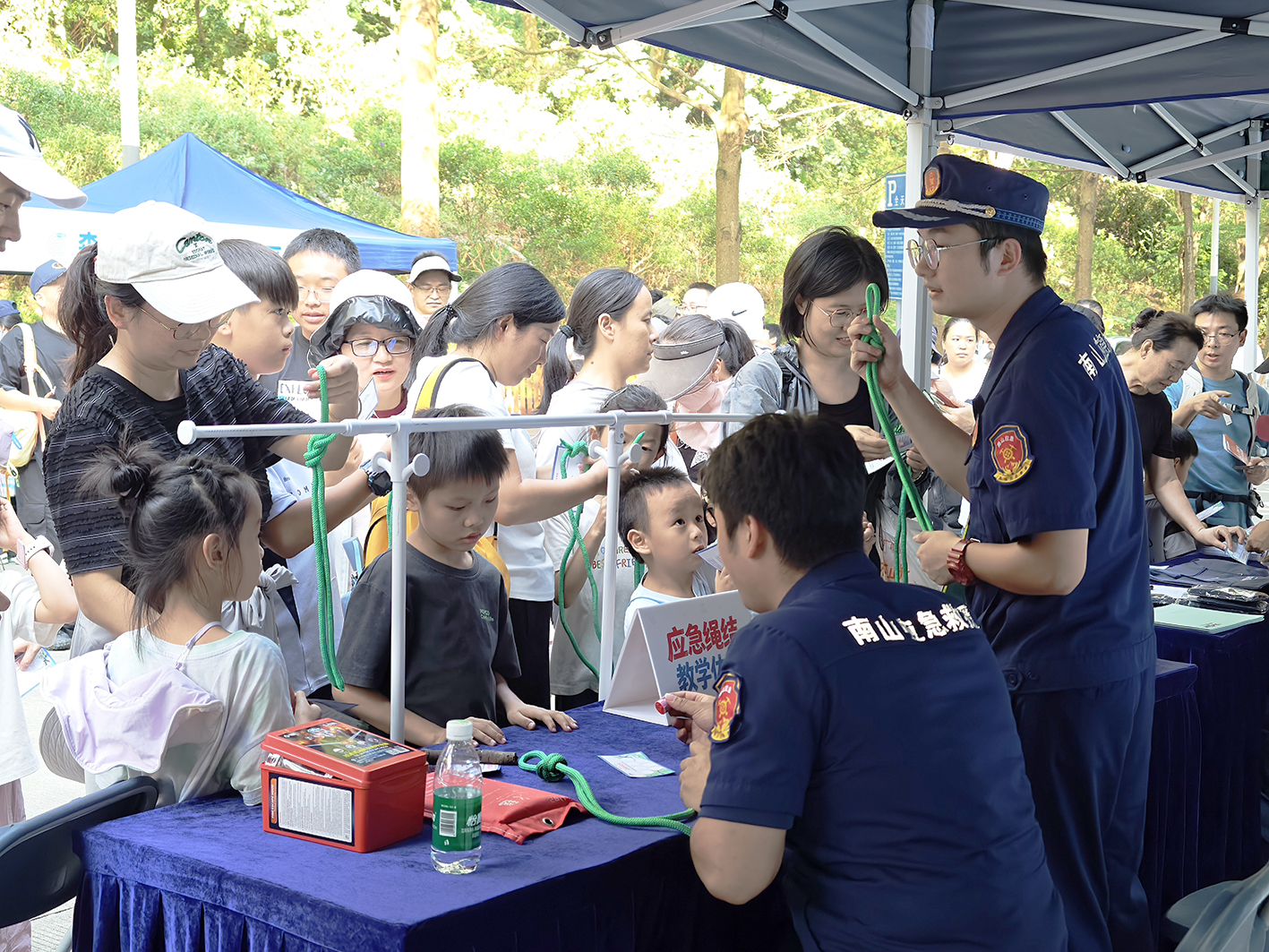 近日，南山区2026年安全宣传“五进”活动之森林特别防护期科普宣传行动，在塘朗山郊野公园西南登山入口开展。市民群众踊跃参与掌握应急技能。受访单位供图.jpg